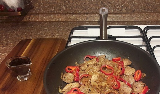 1. Этап. Бедро индейки в соусе терияки: Добавить лук - репку и болгарский перец, порезанные кольцами. Обжарить еще две минуты