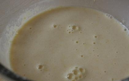 1. Этап. Французские крепы с яблочной начинкой: 2. Для блинов. В просеянную муку добавить соль и сахар. Молоко вливать тонкой струйкой, постоянно помешивая тесто. Добавить в тесто яйца и растопленное масло. Теперь все надо взбить до однородного состояния.