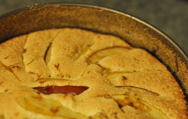 1. Этап. Шарлотка из яблок в духовке: Влейте тесто в форму и сверху выложите яблоки. Отправьте запекаться на 30 минут.