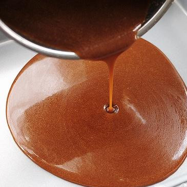 1. Этап. Французские тосты с яблоками и виски: 2. Вылить масло в форму для выпечки.