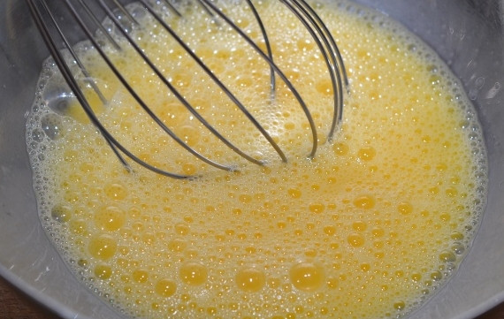 1. Этап. Запеканка с брокколи и фаршем: Нагрейте духовку до 200 градусов. Приготовьте тесто. Взбейте яйца, влейте молоко со сливками. Далее — горчицу, просейте муку, всыпьте мускатный орех, перец и соль. Натрите 2/3 сыра в тесто. Всё хорошо перемешайте.