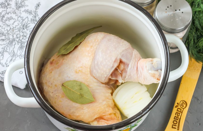 1. Этап. Бульон из куриных окорочков: Промойте окорочок в воде, выложите его в кастрюлю. Разрежьте на две или четыре части репчатый лук и добавьте туда же вместе с лавровыми листьями. Мелко резать лук не нужно — он сделает бульон мутным, а нужно, чтобы он просто отдал блюду свой аромат.