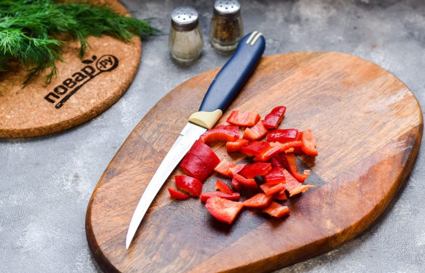 1. Этап. Суп с брокколи и кукурузой: Сладкий перец нарежьте небольшими кубиками.