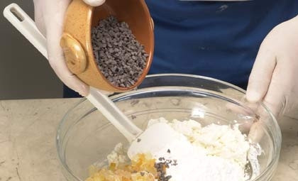 1. Этап. Торт с кусочками бисквита и фруктами: 4. Смешаем в миске творог, взбитые сливки и остатки марципана. Дальше - кусочки фруктов, шоколада и цукатов.