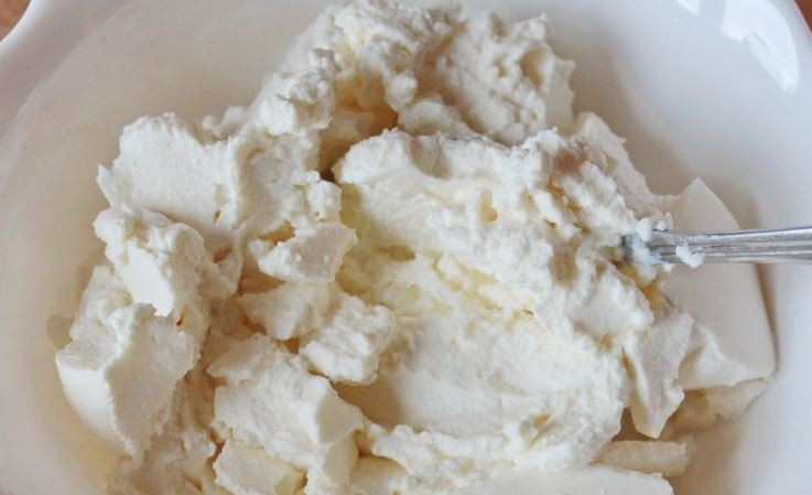 1. Этап. Творожные пончики, жаренные в масле: Творог лучше использовать обезжиренный, так как в жареных пончиках и так много масла от жарки. Творог взбейте блендером или же протрите через сито, чтоб он стал однородным.