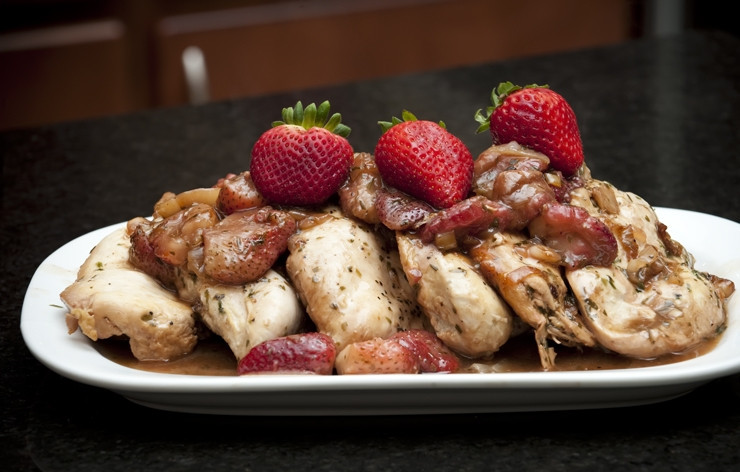 1. Этап. Курица с клубникой: 9. Выложите курицу с клубникой на сервировочную тарелку. Украсьте блюдо свежей клубникой. Подавайте с рисом или рукколой. Приятного аппетита!