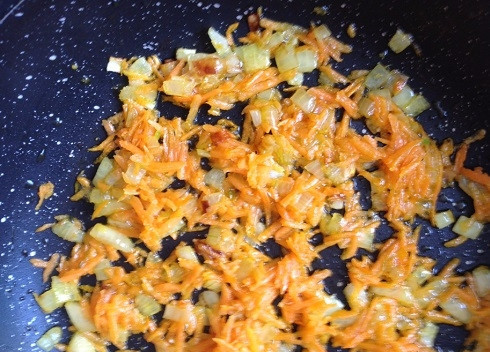 1. Этап. Суп из замороженных белых грибов: И обжариваем все вместе до мягкости моркови. Обжаривается все быстро, минут 5.