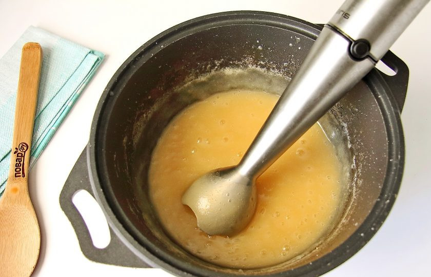 1. Этап. Яблочное пюре для грудничка на зиму: Осталось сделать из мягких яблок пюре. Можно воспользоваться погружным блендером или протереть яблоки через мелкое сито.