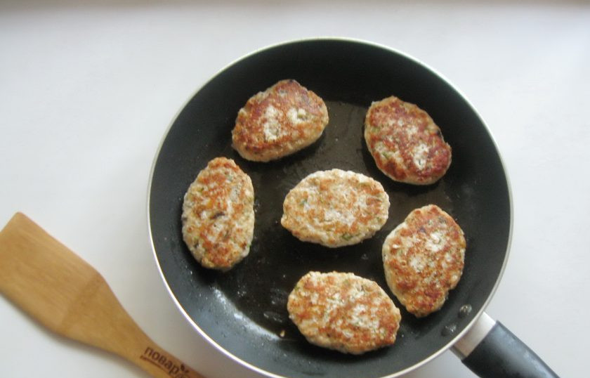 1. Этап. Котлеты из свинины с грибами: Обжарьте котлеты с обеих сторон до коричневой корочки. После обработайте котлеты паром, в микроволновой печи или в духовке в течение нескольких минут.