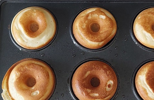 1. Этап. Творожные пончики в мультипекаре: Готовить, примерно, 4 минуты до румяности.