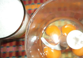 1. Этап. Манник на густой сметане в мультиварке: Сахар, ванилин и яйца взбиваем 2-3 минуты.