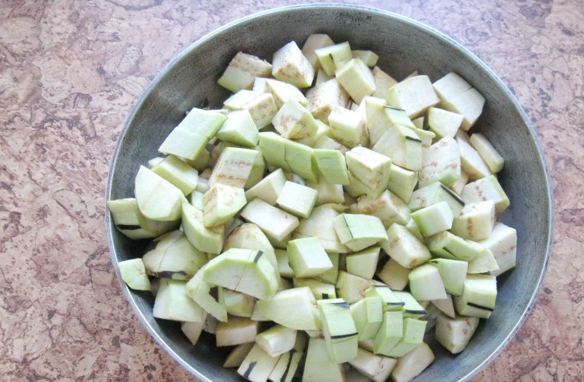 1. Этап. Баклажанная икра жареная: Баклажаны помойте, очистите и нарежьте кубиками. Добавьте в сковороду к моркови и луку.