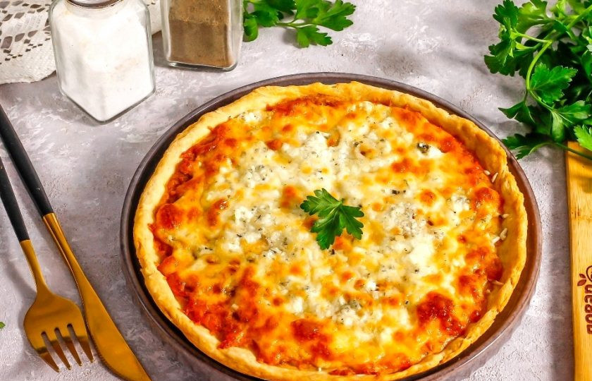 1. Этап. Сырный пирог: Пирог извлеките из формы и подайте к столу горячим.