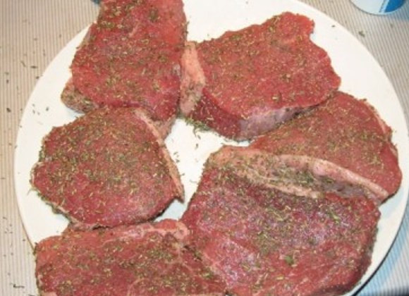 1. Этап. Стейк из мраморной говядины: Вотрите в мясо соль и травы.