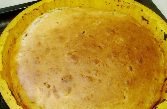 1. Этап. Заливной пирог на кефире: Готовому пирогу дайте остыть.