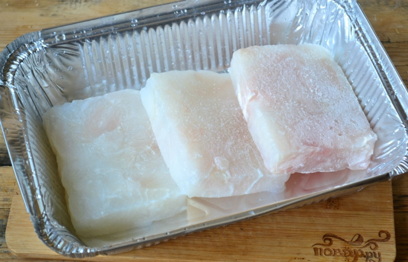 1. Этап. Рыбное филе под соусом: Филе пангасиуса выложите в подходящую по размеру форму для запекания.