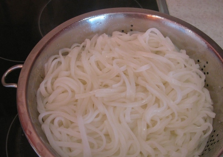 1. Этап. Китайская лапша с морепродуктами: 4. Готовую лапшу перекидываю на дуршлаг, чтобы ушла лишняя вода.