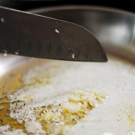 1. Этап. Запеченные макароны с лимоном: Мелко нарезать чеснок. Бросить в сковороду с маслом.