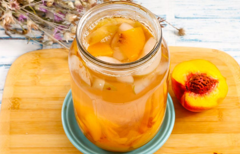 1. Этап. Компот из персиков и яблок на зиму: Ошпарьте банку и крышку кипятком, перелейте в нее приготовленный компот и быстро закатайте по резьбе или с помощью ключа для консервации.