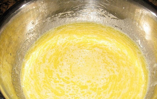 1. Этап. Шакер-бура: В большой миске смешайте яичные желтки (комнатной температуры), теплое растопленное сливочное масло, теплое молоко, ванильный сахар и соль. Добавьте подошедшую опару и снова перемешайте.
