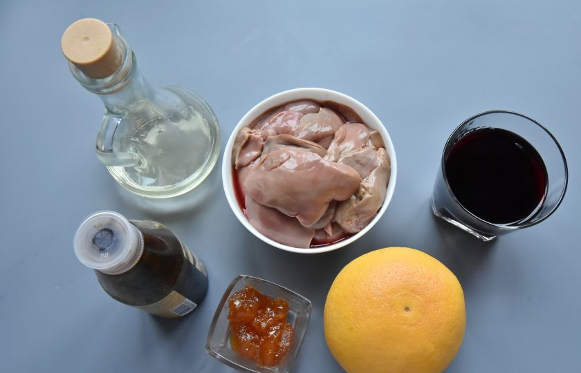 1. Этап. Куриная печень по-анжуйски: Подготовьте ингредиенты. Вместо рукколы можно использовать любые салатные листья или микс. Замочите куриную печень в холодной воде на 30 минут, после чего хорошо ее промойте.