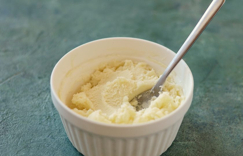 1. Этап. Кокосовый трюфель: Масса должна стать достаточно густой, но сохранить пластичность.