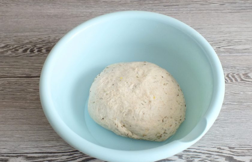 1. Этап. Хлеб Гурман: Добавьте оставшийся розмарин и обкатайте в нем тесто.