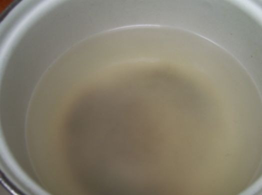 1. Этап. Капуста маринованная с чесноком и свеклой: 1. Маринад должен быть холодным, а значит, именно с него нужно начать процесс приготовления. В кастрюлю влить воду, добавить сахар и соль. После закипания влейте уксус и через минуту снимите с огня.