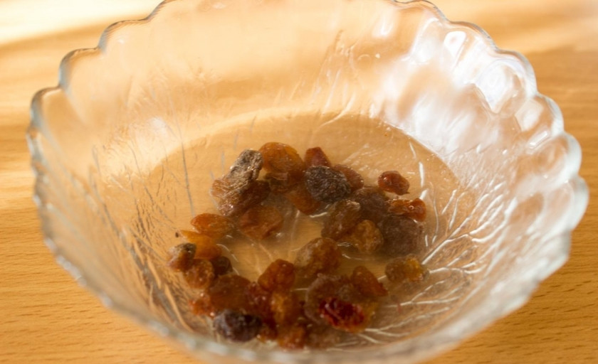 1. Этап. Кексы простые на молоке: 1. Изюм заранее заливаю кипятком и оставляю, чтобы размокал (на 10-20 минут).