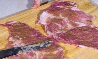 1. Этап. Говядина с маринованными огурцами: 1. Кусочки говядины чуть отбиваем, если надо, натираем солью и смазываем горчицей.