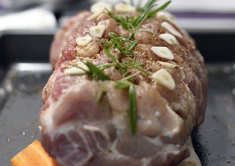 1. Этап. Буженина домашняя: 2. Мясо просушиваем и острым ножом прорезаем в центре вдоль волокон. Должно получиться отверстие для сухофруктов, которые и отправляем в кармашек. Смазываем мясо маслом, натираем солью, перцем и измельченным чесноком. Сверху выкладываем веточки розмарина и завязываем мясо плотной кулинарной ниткой, чтобы сохранилась форма. Противень смазываем маслом, в качестве 