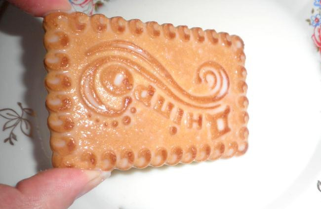 1. Этап. Творожный торт на скорую руку: Далее мы обмакиваем каждое печенье в молоке, чтобы оно немного размягчилось.