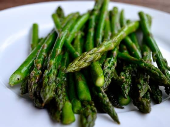 1. Этап. Нисуаз с лососем: Готовую спаржу и картошку отложите в сторону, дайте им остыть.