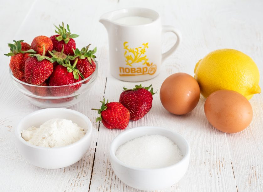 1. Этап. Панкейки с клубникой: Подготовьте все необходимые ингредиенты.