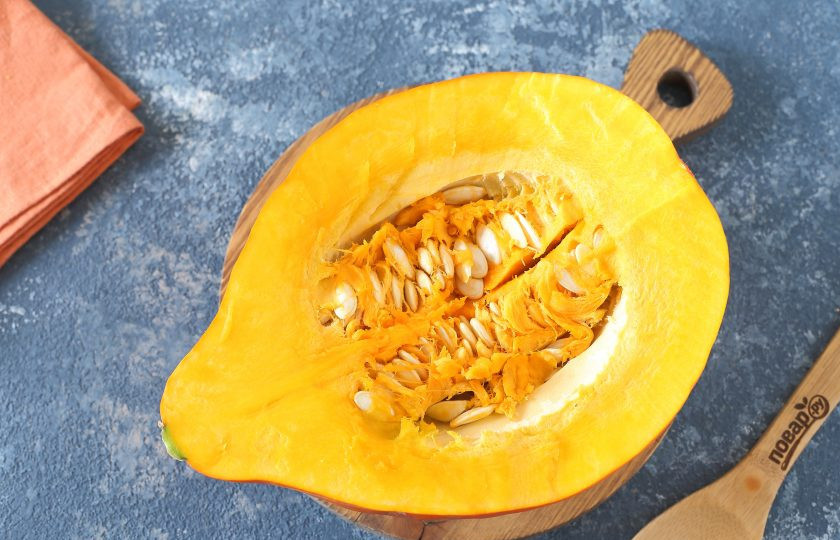 1. Этап. Пюре из тыквы без сахара на зиму: В начале процесса подготовки тыкву помойте и разрежьте пополам.