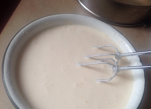 1. Этап. Бисквитный торт с масляным кремом: И взбиваем яйца с сахаром миксером до тех пор, пока масса не увеличится раза в три. Начинаем взбивать на небольшой скорости, затем последнюю увеличиваем. Минут 10-12 вы на это потратите.