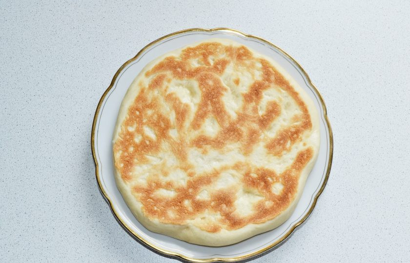 1. Этап. Хачапури с курицей: Жарьте под крышкой до румяной корочки с двух сторон.