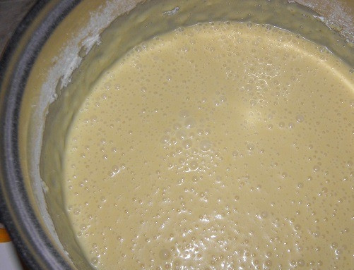 1. Этап. Бисквитные коржи со сгущенкой: Для теста муку смешайте с содой и пересыпьте в миску. Яйца хорошенько взбейте со сгущенкой, потом эту массу вылейте к муку и соде. Тщательно все перемешайте, чтобы не было комочков.