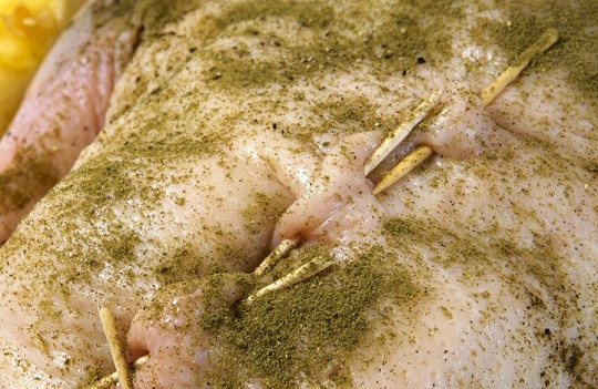 1. Этап. Утка в духовке: 5. Закрепите кожу по краям с помощью деревянных шпажек.