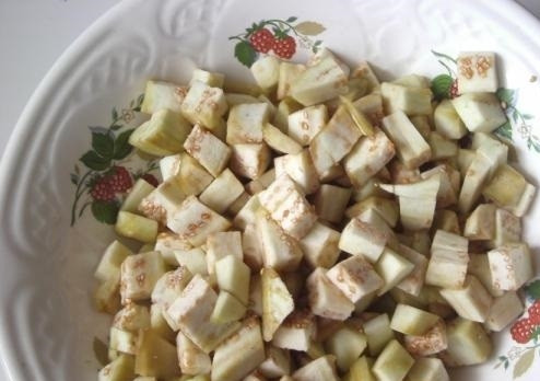1. Этап. Салат Десятка: 1. Баклажаны использую молодые, они вкуснее. Хорошенько мою их, сначала срезаю кожуру, а затем нарезаю овощи небольшими кубиками.