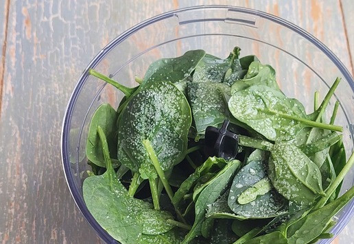 1. Этап. Булочки, запеченные со шпинатом и сыром: Шпинат промыть, поместить в блендер. Добавить оливковое масло и соль.