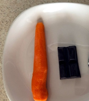 1. Этап. Морковь в шоколаде: 1. Моем, чистим и еще раз моем морковь. Обсушить полотенцем или салфеткой. Примечания. Рубрики овощных десертов пока нет, поэтому указана кубрика 