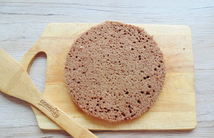 1. Этап. Торт Ай-Петри с вишней: Готовый корж разрежьте на две части вдоль. Из одной части вырежьте круг.