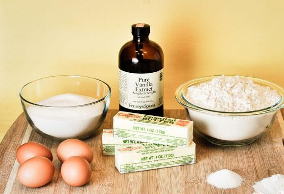 1. Этап. Печенье Алиса в стране чудес: 1. Сделать печенье. Разогреть духовку до 200 градусов. В средней миске просеять вместе муку, разрыхлитель и соль, отложить в сторону. В большой миске взбить миксером масло и сахар вместе. Добавить яйца по одному и взбить. Добавить ваниль, продолжая взбивать. Добавить мучную смесь постепенно и тщательно перемешать до однородности.