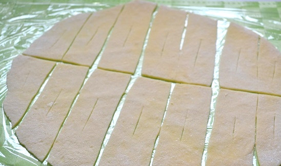 1. Этап. Хворост с медом: 10. В центре каждой полоски сделайте небольшой надрез.