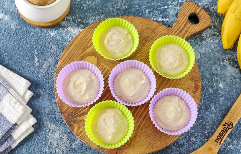 1. Этап. Банановые маффины на кефире: Разложите тесто по формочкам, заполняя их примерно на 2/3 и выпекайте в духовке при температуре 180 градусов 20-25 минут.