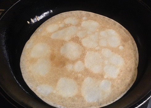 1. Этап. Блинчики с творогом и замороженной клубникой: 3. Переворачиваем и поджариваем с другой стороны.