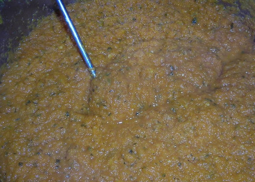 1. Этап. Кабачковая икра без помидоров на зиму: 7. В конце добавьте сахар, тщательно перемешайте и разложите икру по стерилизованным баночкам. Укутайте, оставив баночки вверх дном до полного остывания.