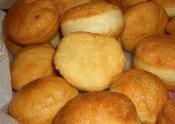 1. Этап. Пончики на простокваше: 8. Достаньте готовые пончики, переложите их на бумажное полотенце, чтобы удалить излишний жир. Готовые пончики — любимое лакомство многих, а теперь и вам стало известно, как приготовить пончики на простокваше. Приятного чаепития.