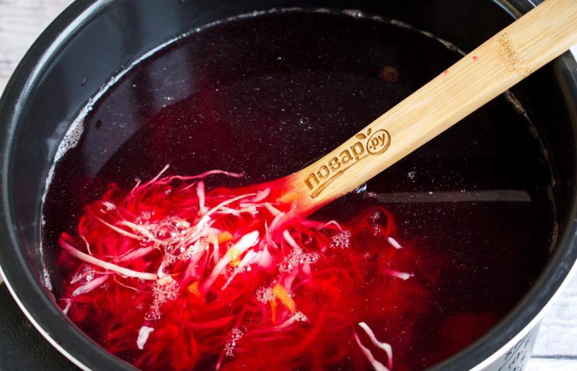 1. Этап. Борщ без картошки: Добавьте квашенную капусту, готовьте в течение 10 минут.